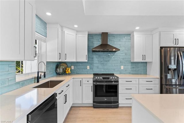 699 99th AVE N, Naples, FL 34108