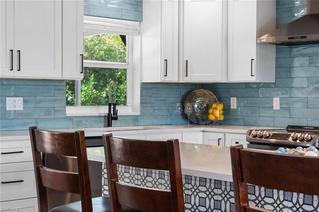 699 99th AVE N, Naples, FL 34108