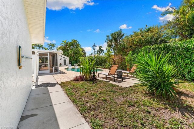 699 99th AVE N, Naples, FL 34108