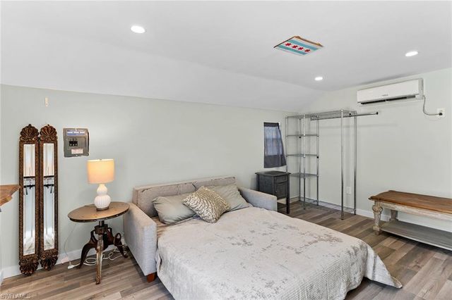 699 99th AVE N, Naples, FL 34108