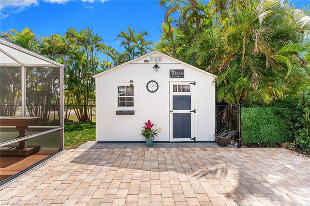 699 99th AVE N, Naples, FL 34108