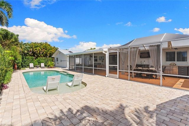 699 99th AVE N, Naples, FL 34108