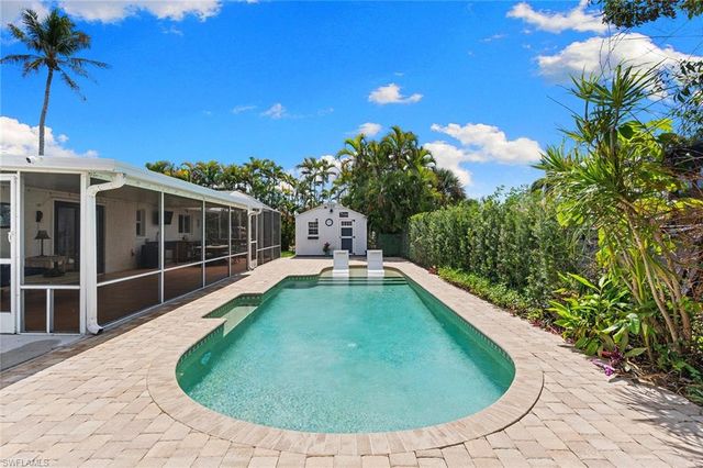 699 99th AVE N, Naples, FL 34108