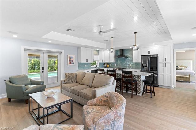 699 99th AVE N, Naples, FL 34108