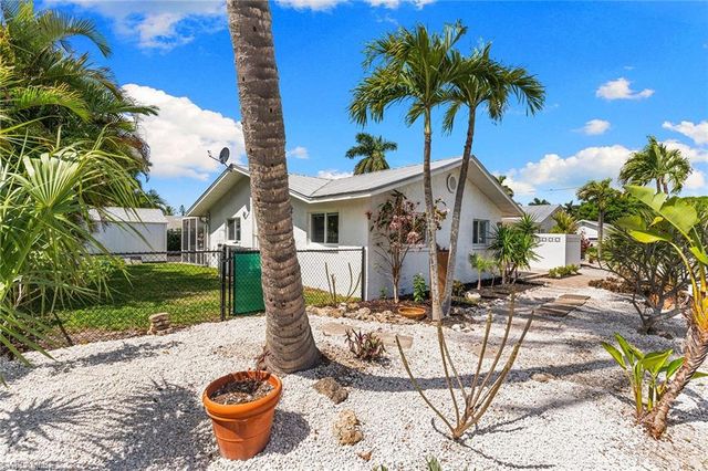 699 99th AVE N, Naples, FL 34108