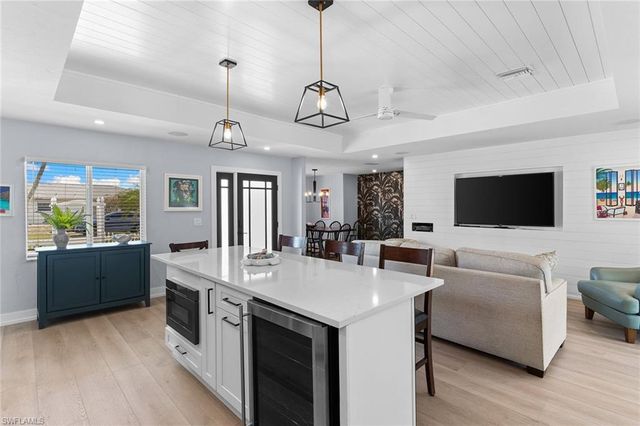 699 99th AVE N, Naples, FL 34108