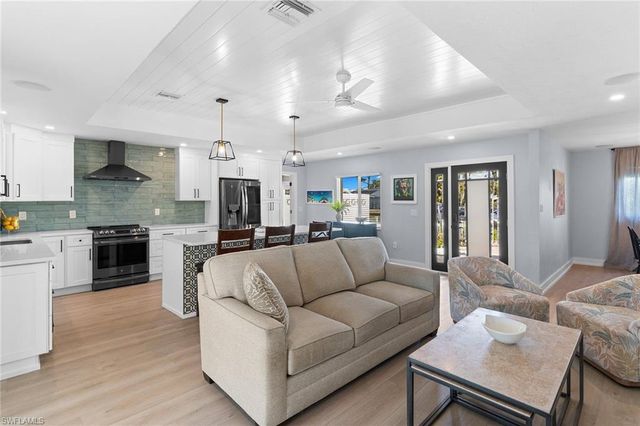 699 99th AVE N, Naples, FL 34108