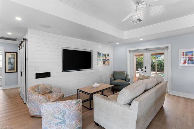 699 99th AVE N, Naples, FL 34108