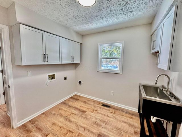 7907 Sarahurst Drive, Dublin, OH 43016