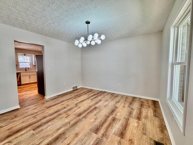 7907 Sarahurst Drive, Dublin, OH 43016