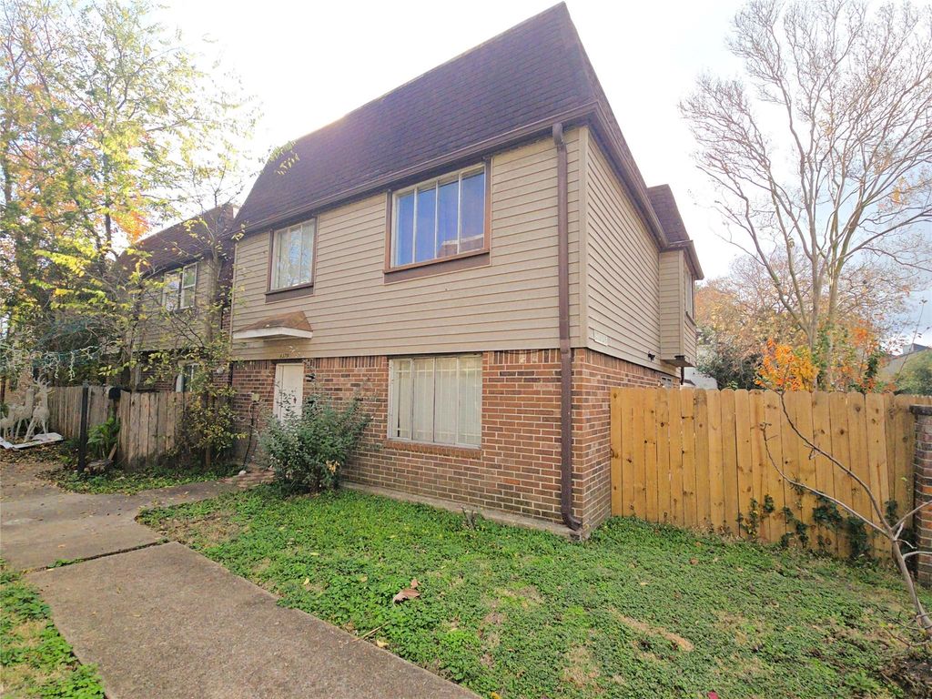 8379 La Roche Lane, Houston, TX 77036