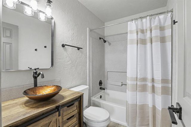 2512 S Glenn Avenue, Del City, OK 73115