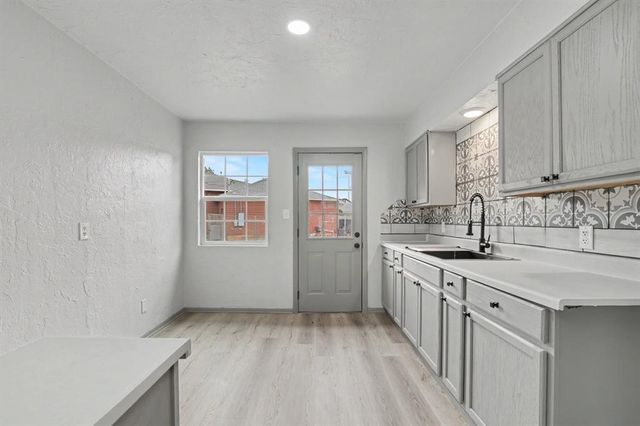 2512 S Glenn Avenue, Del City, OK 73115