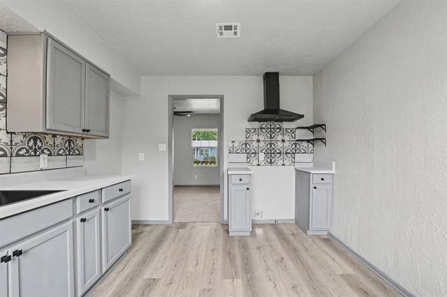 2512 S Glenn Avenue, Del City, OK 73115