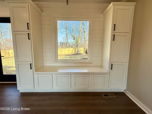 9801 Gateway Dr, Jeffersontown, KY 40299