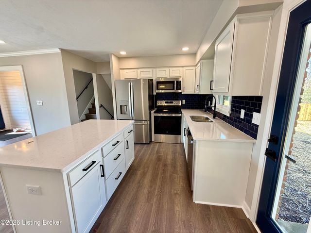 9801 Gateway Dr, Jeffersontown, KY 40299