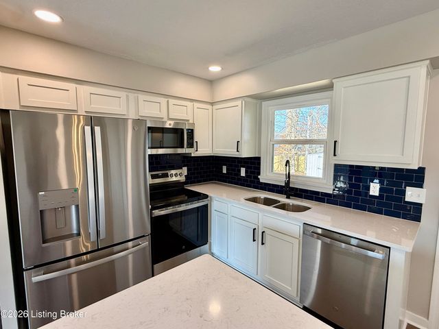 9801 Gateway Dr, Jeffersontown, KY 40299