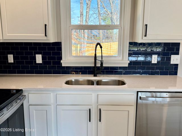 9801 Gateway Dr, Jeffersontown, KY 40299