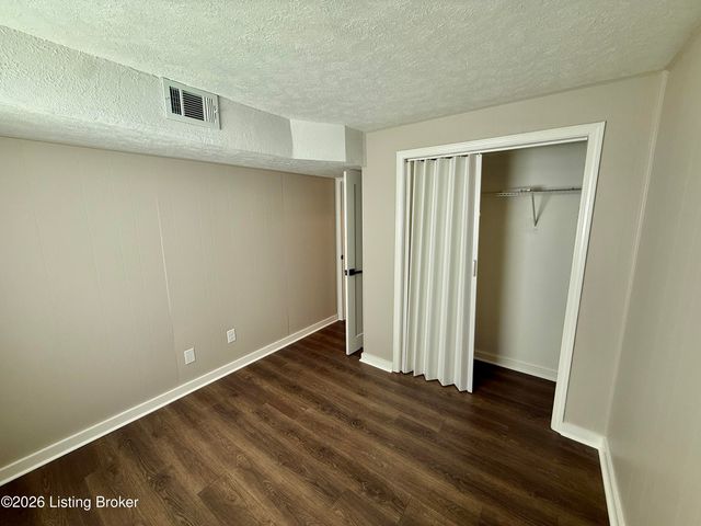 9801 Gateway Dr, Jeffersontown, KY 40299