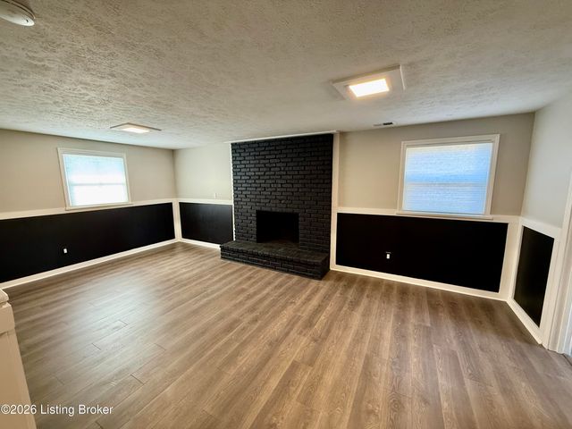 9801 Gateway Dr, Jeffersontown, KY 40299