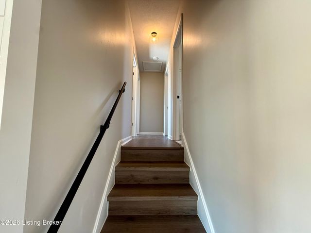 9801 Gateway Dr, Jeffersontown, KY 40299