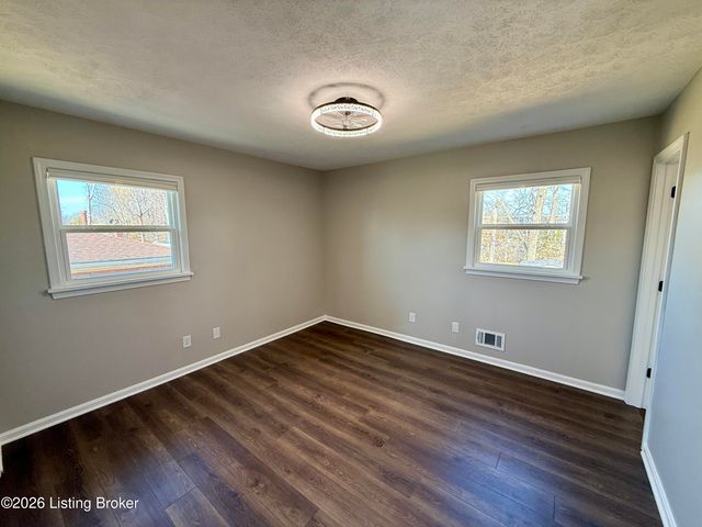 9801 Gateway Dr, Jeffersontown, KY 40299