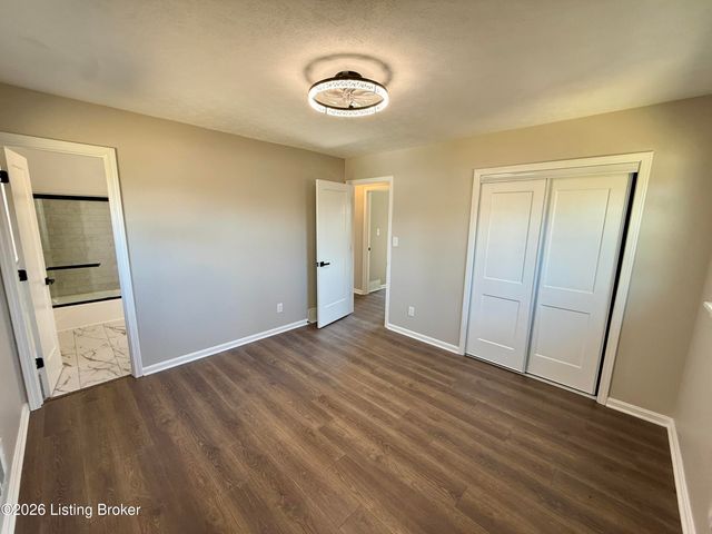 9801 Gateway Dr, Jeffersontown, KY 40299