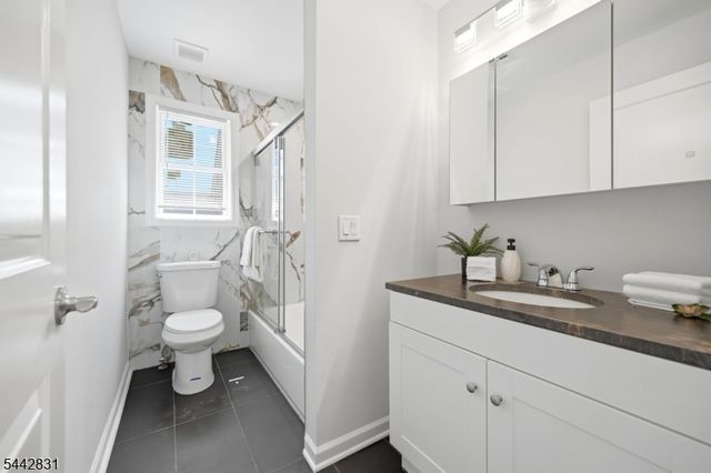 77 Chestnut St B, Lodi Boro, NJ 07644