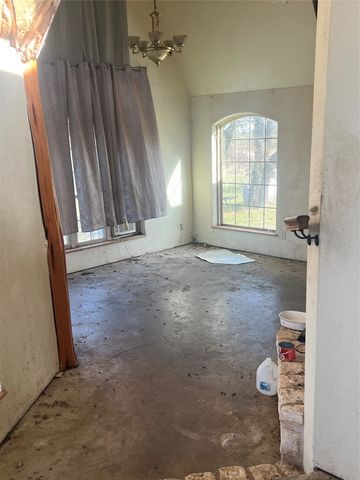 320 Windy Hill Lane, Springtown, TX 76082