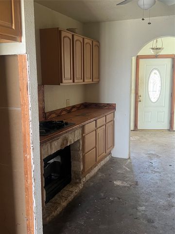 320 Windy Hill Lane, Springtown, TX 76082