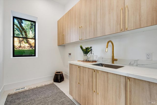 1580 Clear Ridge Dr, Healdsburg, CA 95448