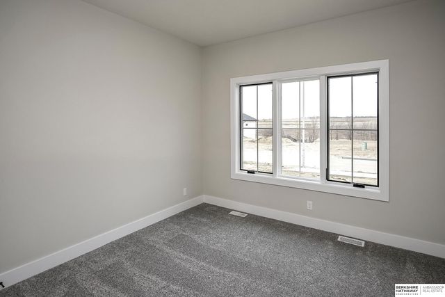 5601 N 213th Avenue, Elkhorn, NE 68022