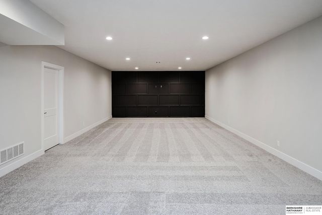 5601 N 213th Avenue, Elkhorn, NE 68022