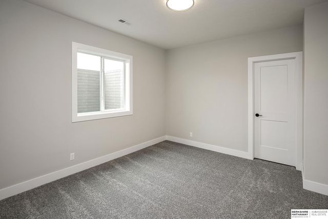 5601 N 213th Avenue, Elkhorn, NE 68022