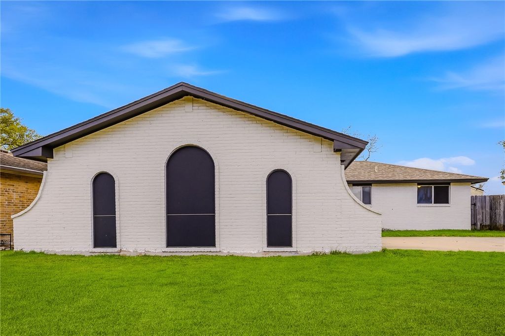 1929 Tara Dr, Corpus Christi, TX 78412