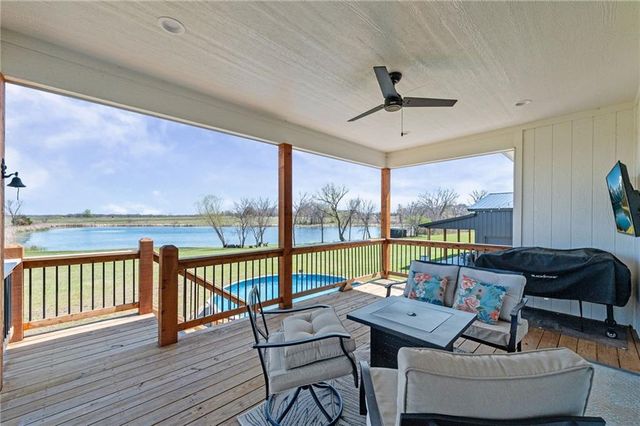 20410 N 207th Street, Tonganoxie, KS 66086