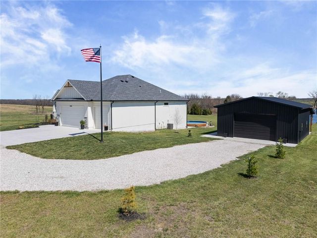 20410 N 207th Street, Tonganoxie, KS 66086