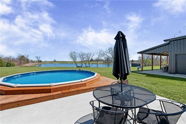 20410 N 207th Street, Tonganoxie, KS 66086