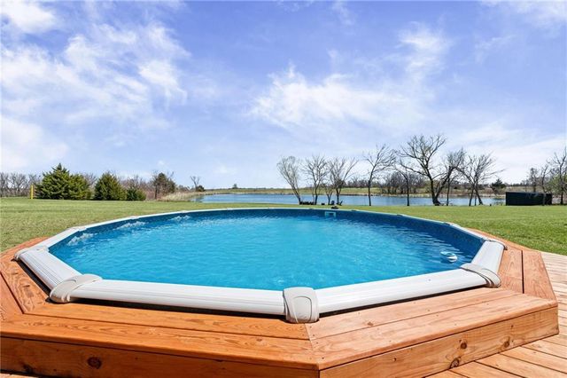 20410 N 207th Street, Tonganoxie, KS 66086