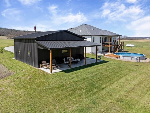 20410 N 207th Street, Tonganoxie, KS 66086