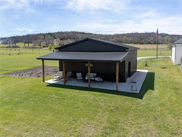 20410 N 207th Street, Tonganoxie, KS 66086