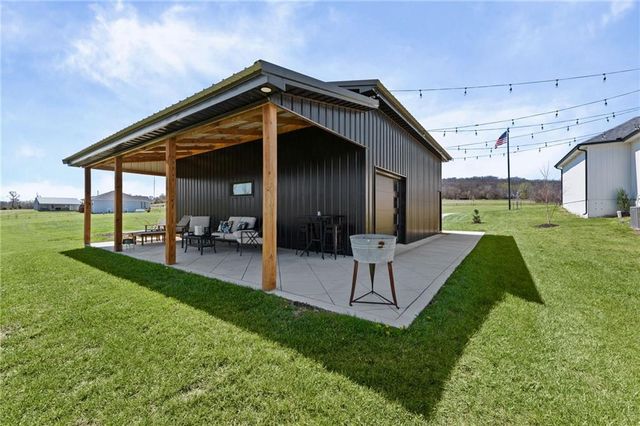 20410 N 207th Street, Tonganoxie, KS 66086