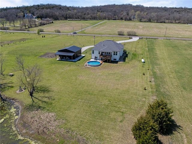 20410 N 207th Street, Tonganoxie, KS 66086