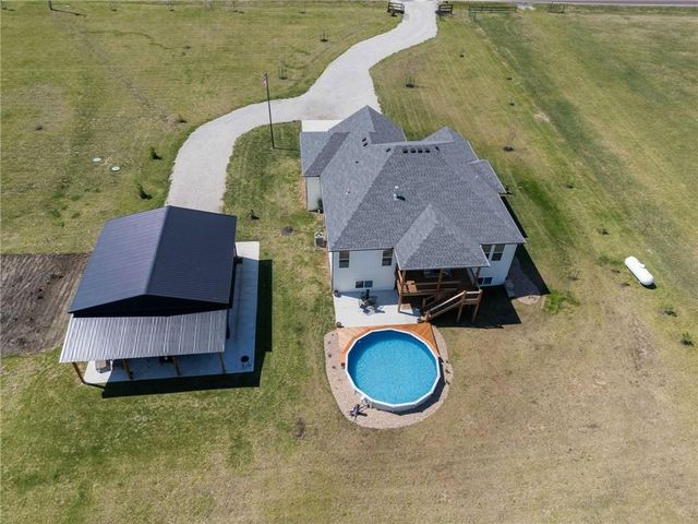 20410 N 207th Street, Tonganoxie, KS 66086