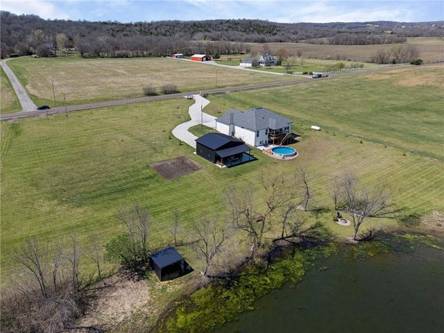 20410 N 207th Street, Tonganoxie, KS 66086