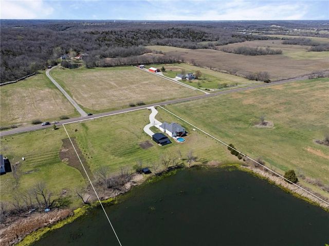20410 N 207th Street, Tonganoxie, KS 66086