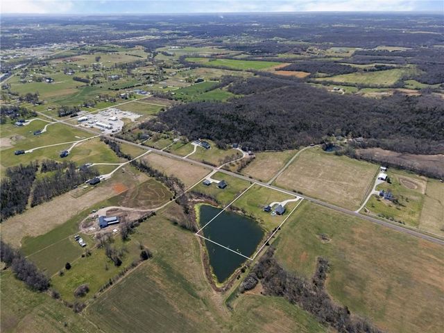 20410 N 207th Street, Tonganoxie, KS 66086
