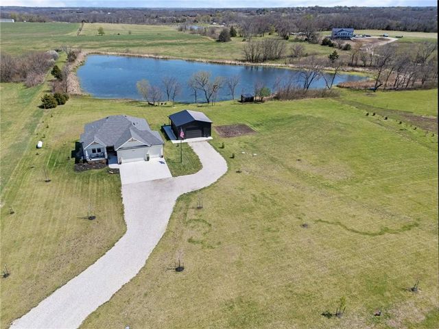 20410 N 207th Street, Tonganoxie, KS 66086