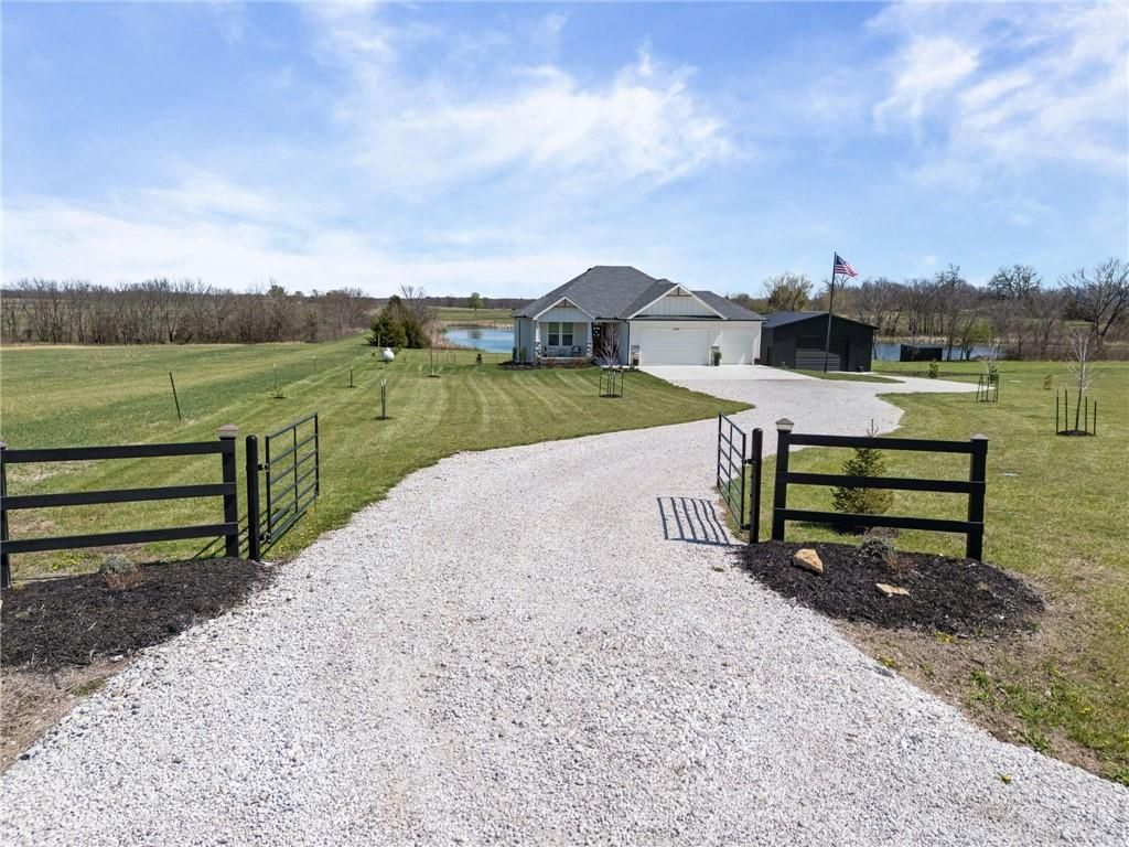 20410 N 207th Street, Tonganoxie, KS 66086