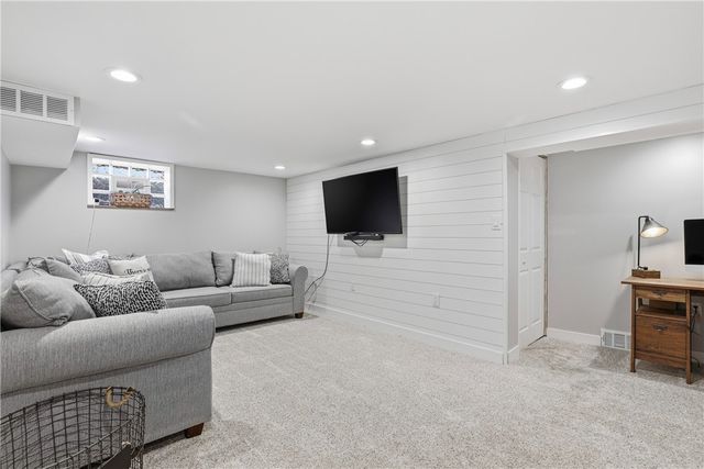 633 Moreland Dr, Mt Lebanon, PA 15243